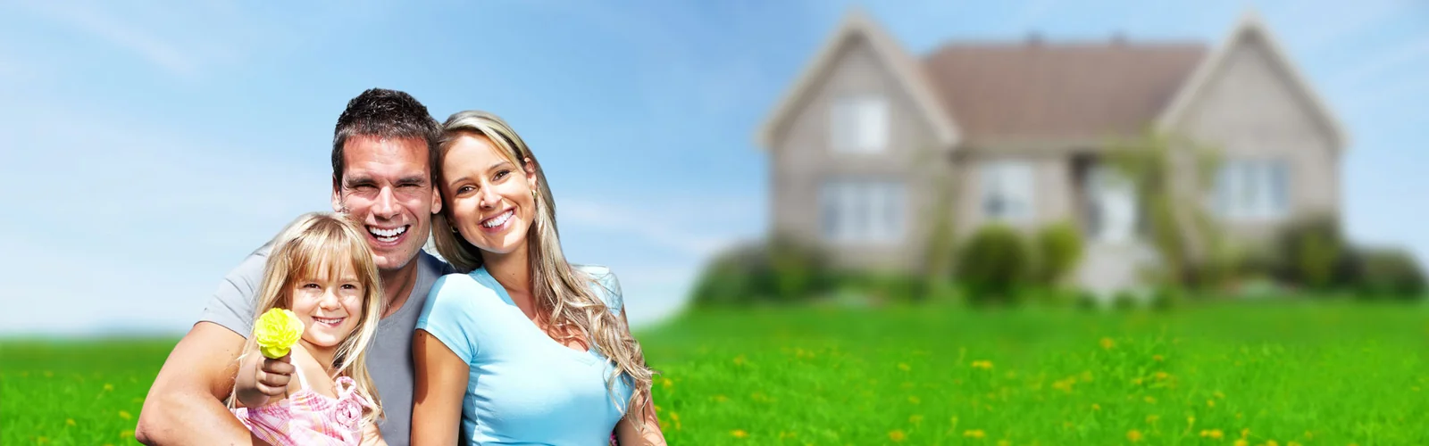 Una famiglia davanti alla propria casa